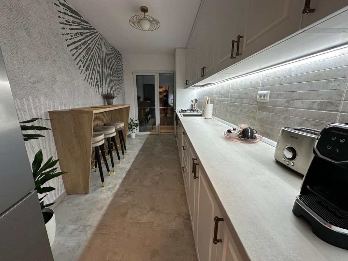 Luxury , Private Parking, Self Check-in64 דירה *